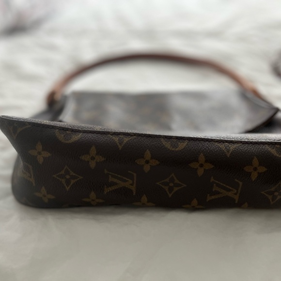Louis Vuitton - Picture 3 of 5